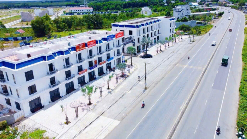 Mặt tiền 14 căn Shophouse DT741 mở rộng 54m lộ giới gần vòng xoay Cổng Xanh