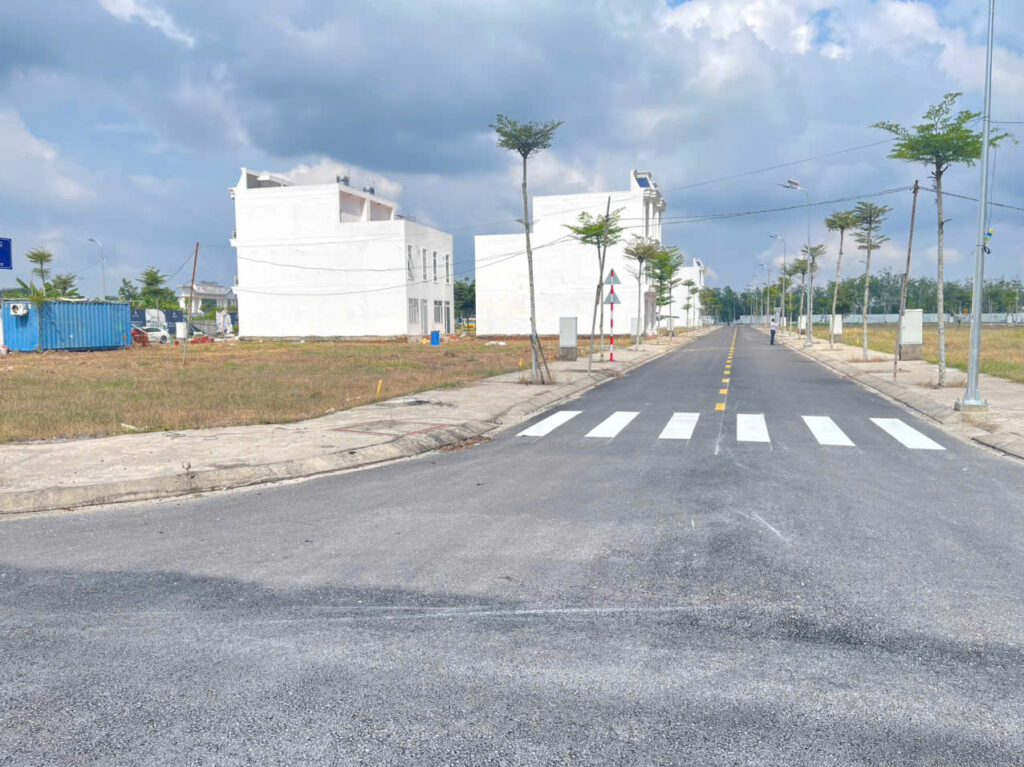 Đường nhựa 12-25m, vỉa hè 3m, lối thoát hiểm 2m. Điện âm, nước máy hoàn thiện