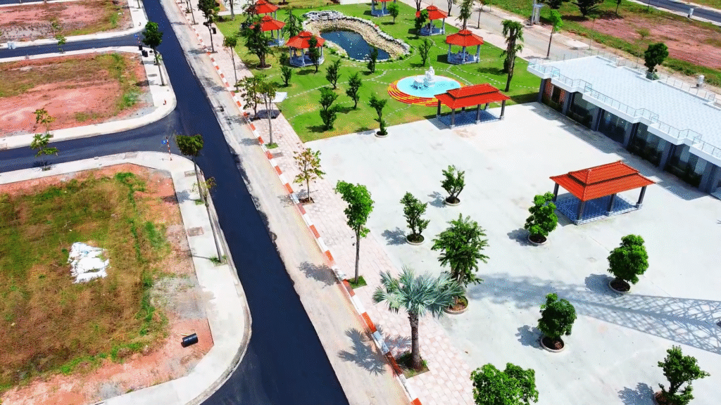 Quảng trường trung tâm: quán cà phê, BBQ ngoài trời, hồ cá Koi, Nhà hàng,...